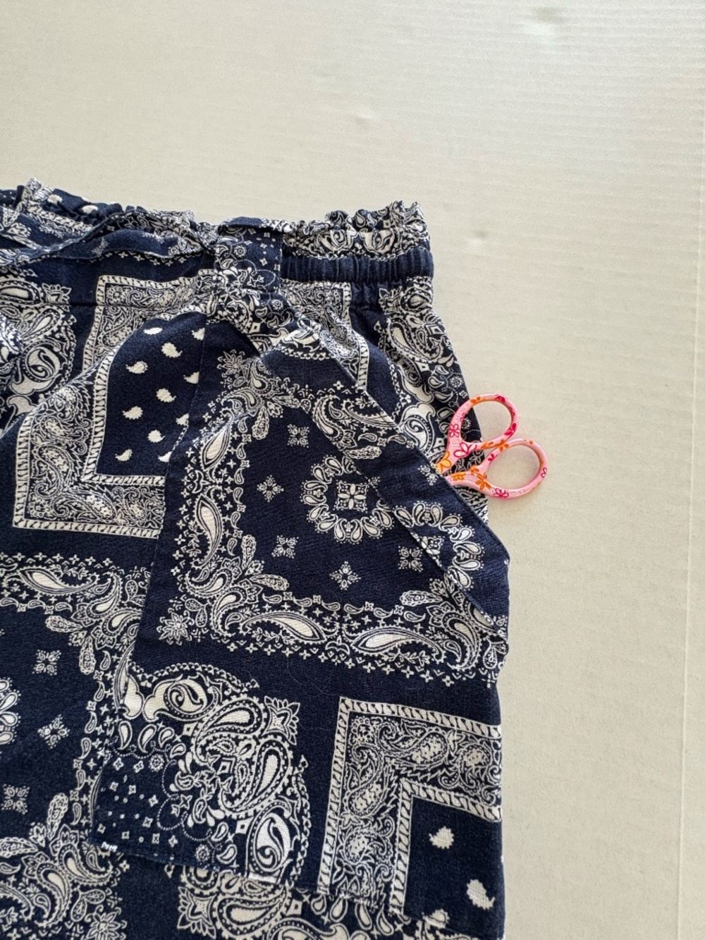 Feeling Festive Bandana Paisley Pattern With Pockets - Size XXL. - Picture 3 of 10